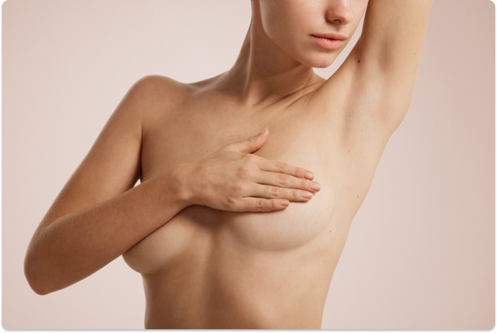 Mujer cubriéndose